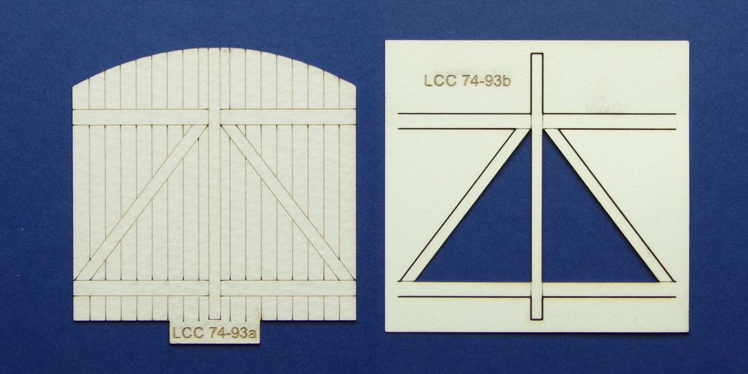 LCC 74-93 O gauge industrial door with metalwork Industrial door with round top and metalwork fittings. 